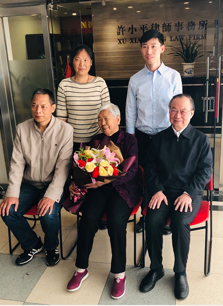 王华州携母亲、妹妹送来锦旗和鲜花(图2)