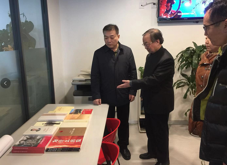 市司法局政治部主任孙雅玮等领导看望许小平律师(图1)