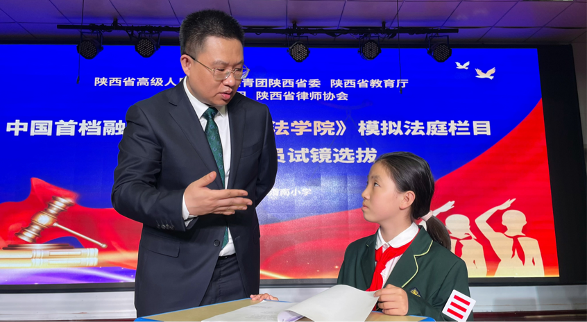 送法进校园｜刘霄峰律师受邀参与《红领巾法学院》模拟法庭栏目摄制  2022.5.17本站讯(图3)