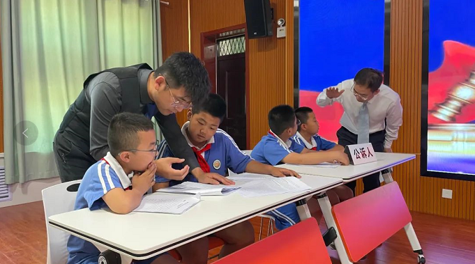 徐晓云、张晶鑫受邀走进榆林高新第一小学参与《红领巾法学院》模拟法庭栏目指导工作2022.6.20本站讯(图1)