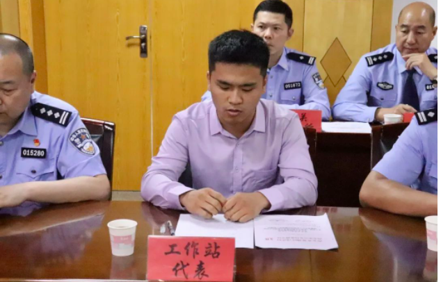 我所付震律师参加莲湖区公共法律服务中心驻派出所工作站揭牌仪式并代表莲湖辖区驻派出所全体工作人员发言2023.6.2本站讯(图1) 我所付震律师参加莲湖区公共法律服务中心驻派出所工作站揭牌仪式并代表莲湖辖区驻派出所全体工作人员发言2023.6.2本站讯(图1)
