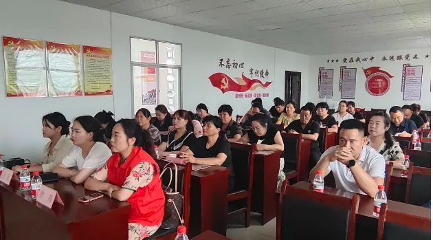 律师新闻 | 陕西许小平律师事务所李露律师走进高新区东大街道办北大村开展普法培训讲座2023.8.18本站讯(图1) 律师新闻 | 陕西许小平律师事务所李露律师走进高新区东大街道办北大村开展普法培训讲座2023.8.18本站讯(图1)