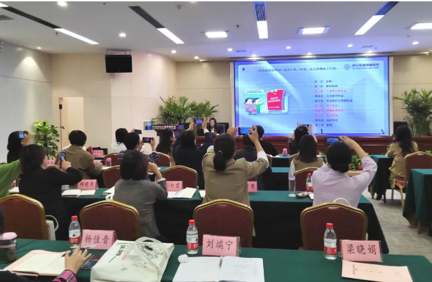 李露律师受邀为渭南市妇联系统干部开展普法讲座2023.9.27本站讯(图3) 李露律师受邀为渭南市妇联系统干部开展普法讲座2023.9.27本站讯(图3)