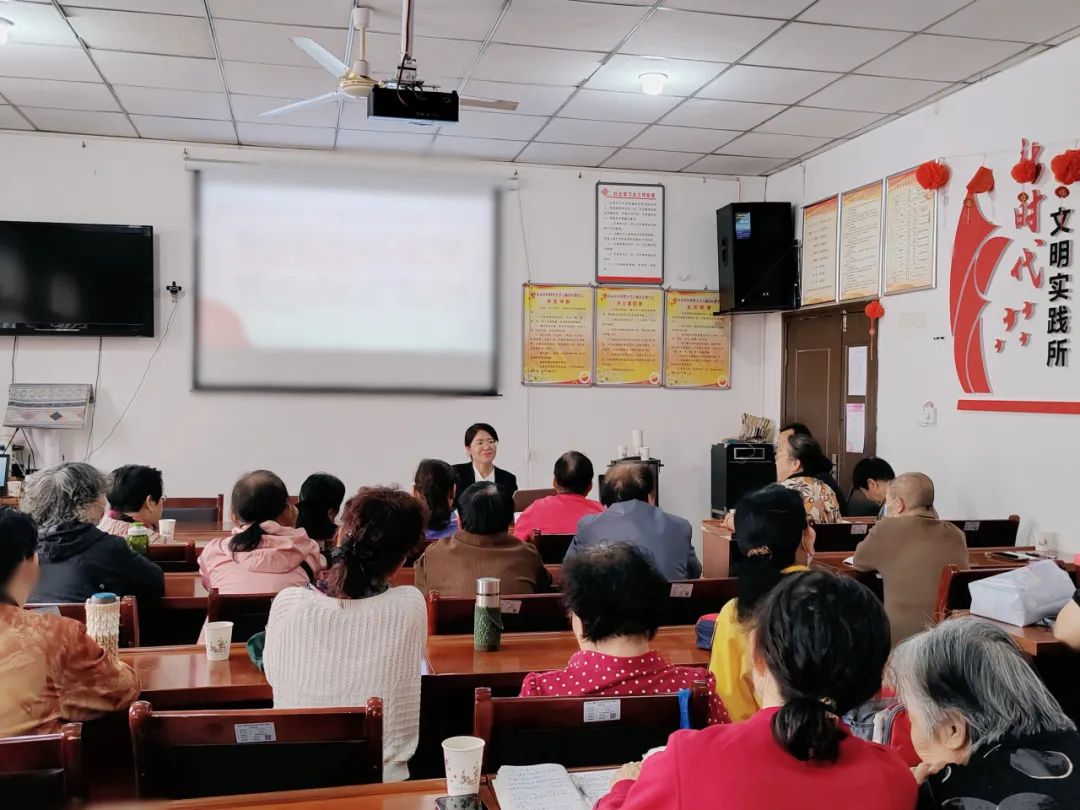 守护金色年华 聚焦老龄权益 | 李露律师团队受邀进行老年人权益保护普法专题讲座2024.4.22本站讯(图2) 守护金色年华 聚焦老龄权益 | 李露律师团队受邀进行老年人权益保护普法专题讲座2024.4.22本站讯(图2)