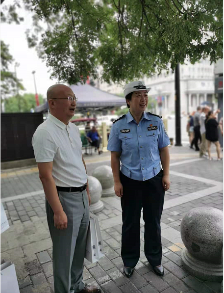 慰问莲湖交警   2021.7.28本站讯(图1)
