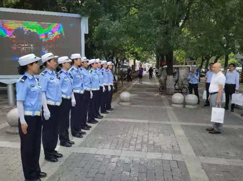 慰问莲湖交警   2021.7.28本站讯(图2)